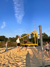 Volleyball auf firmeneigenen Volleyballfeld